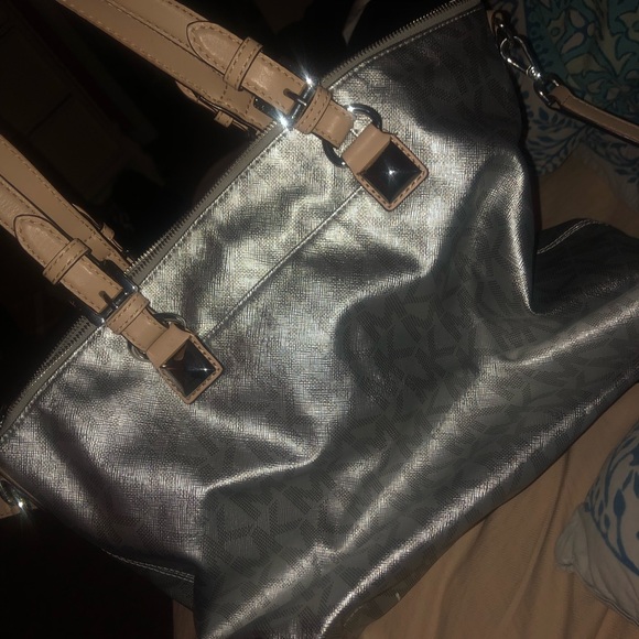 Michel Kors tote - Picture 2 of 5